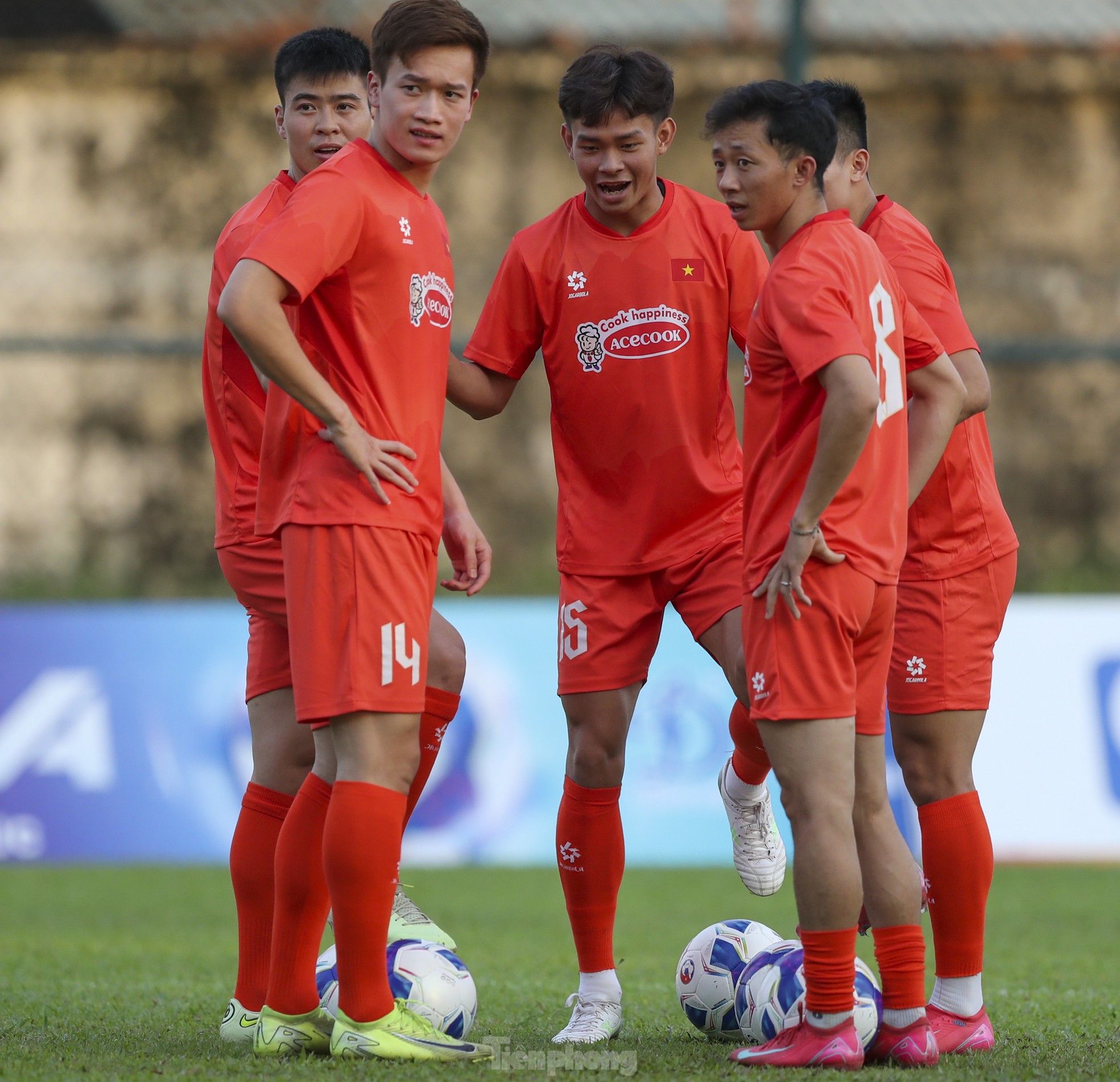 Tien Linh and Quang Hai were absent from the first training session of the Vietnam team.