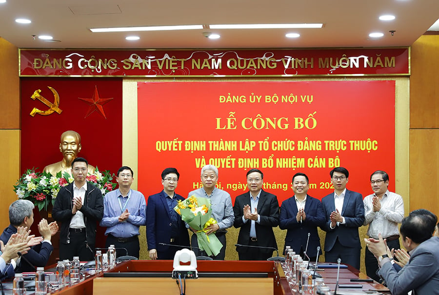 Công bố quyết định thành lập tổ chức đảng trực thuộc và Quyết định bổ nhiệm cán bộ