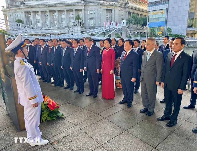 Le secrétaire général To Lam et la délégation devant la statue de l'oncle Ho. (Photo : Do Van/VNA)