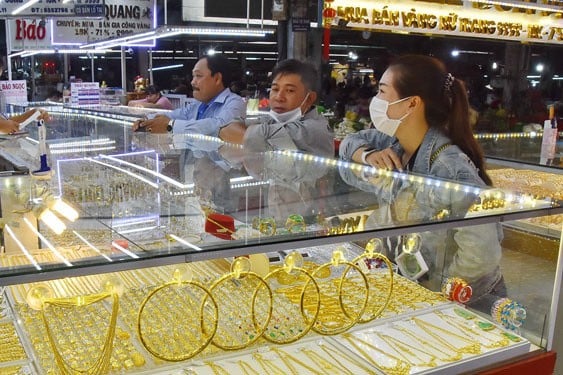 Gold price sets new record, gold rings approach 94 million VND/tael