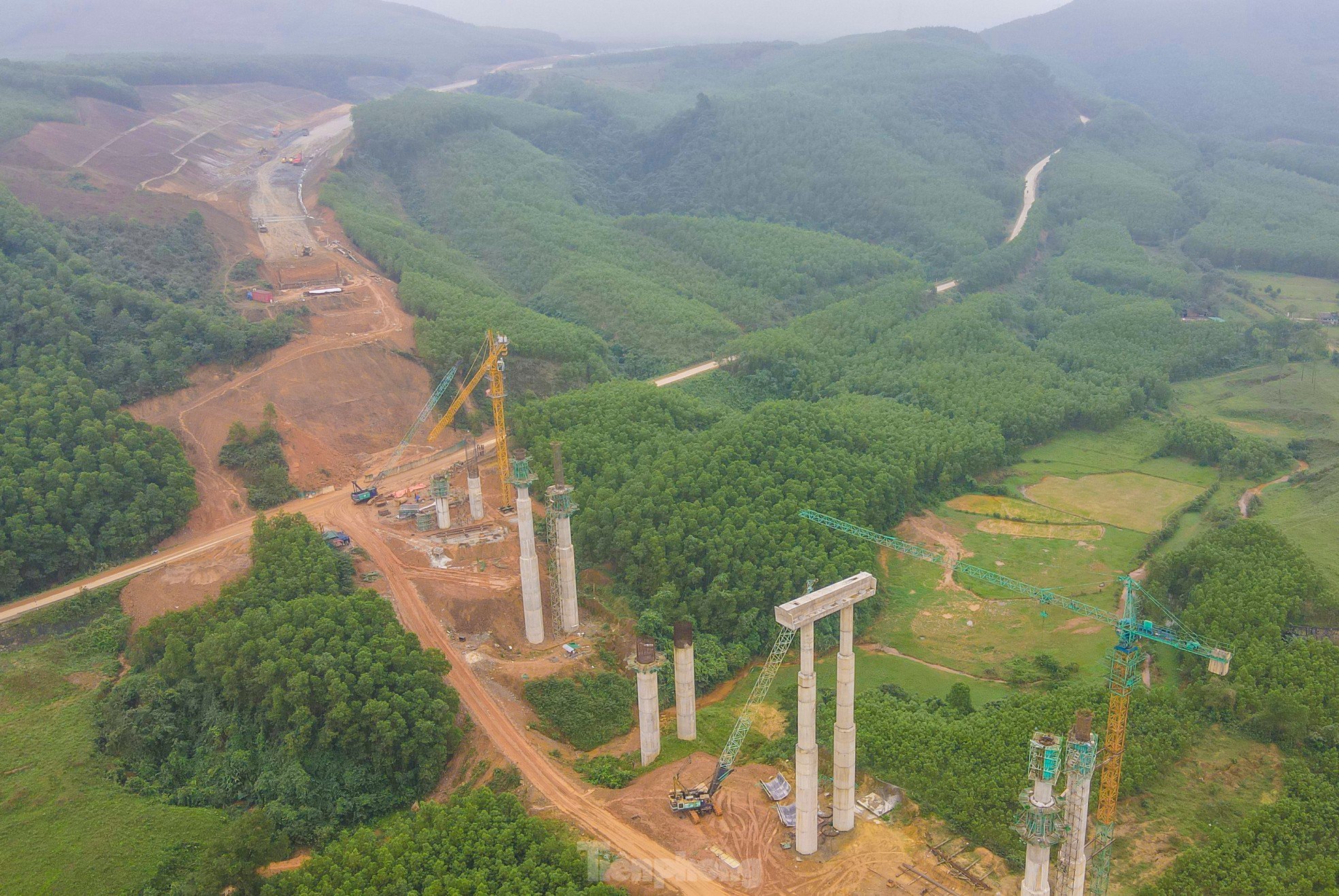 Vue aérienne du plus long viaduc, pilier de 50 m de haut sur l'autoroute traversant Ha Tinh, photo 5