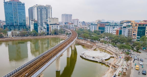 Primer plano del sitio de construcción del lago Dong Da después de 8 meses de renovación.