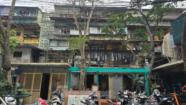 Nahaufnahme von 3 alten Wohnhäusern in Hanoi, die renoviert und zu 40-stöckigen Wohnhäusern umgebaut werden. Foto 7