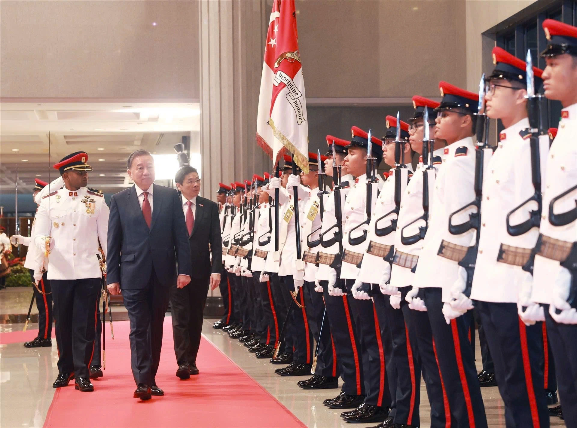 Ceremonia solemne para dar la bienvenida al Secretario General To Lam en visita oficial a la República de Singapur