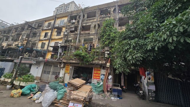 Nahaufnahme von 3 alten Wohnhäusern in Hanoi, die renoviert und zu 40-stöckigen Wohnhäusern umgebaut werden. Foto 13