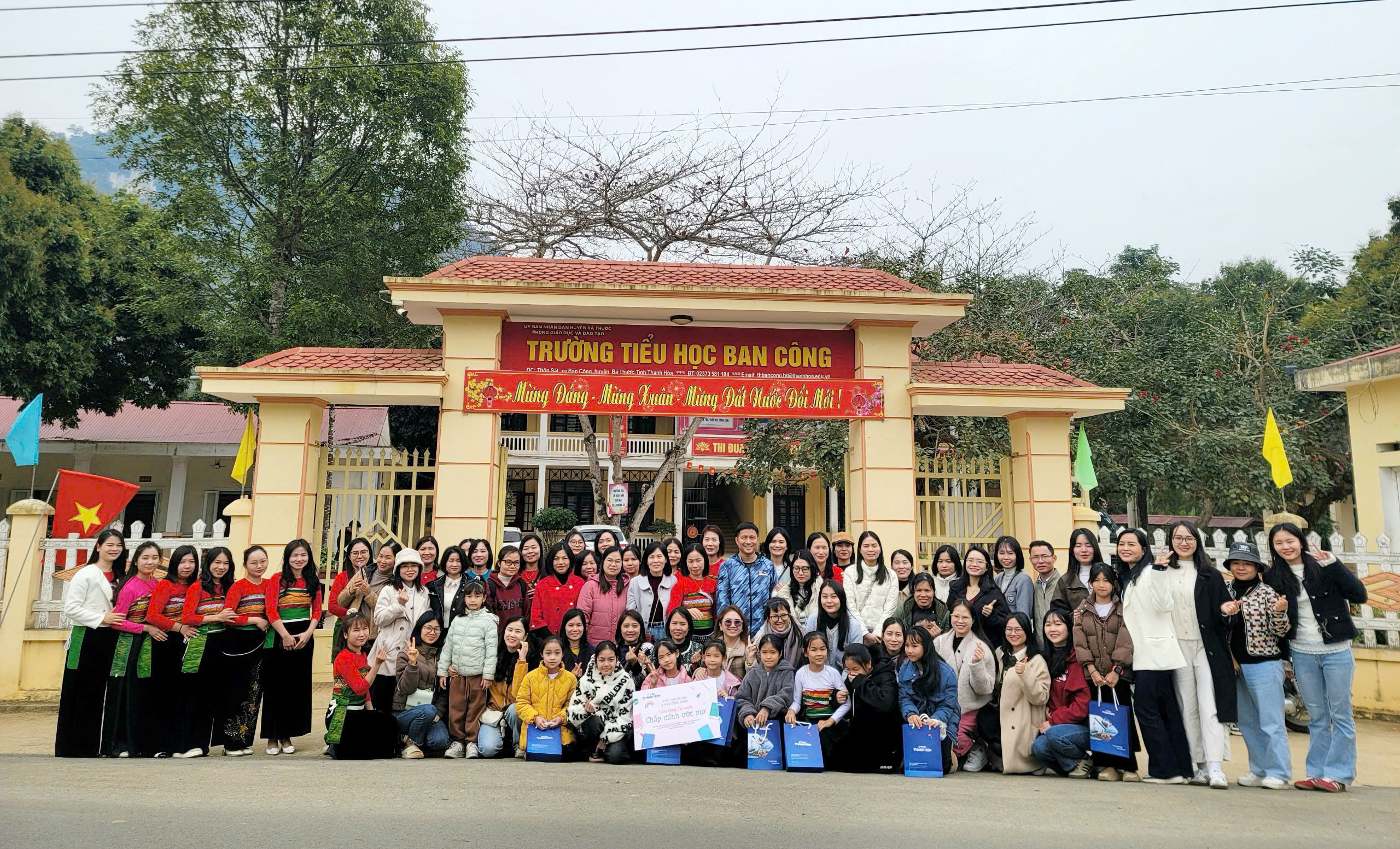 PTSC Thanh Hoa difunde amor: dona la estantería "Alas de Sueños" a niños de las Tierras Altas.