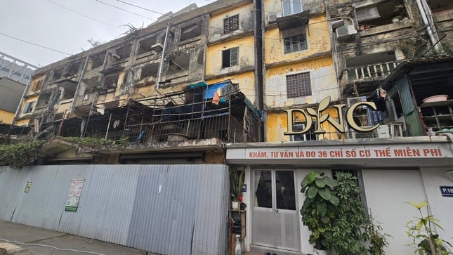 Nahaufnahme von 3 alten Wohnhäusern in Hanoi, die renoviert und zu 40-stöckigen Wohnhäusern umgebaut werden. Foto 12