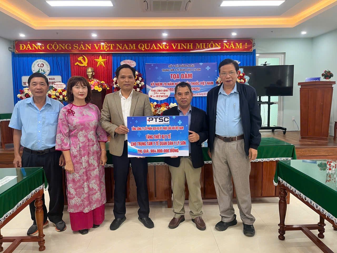 PTSC Corporation donates medical equipment to Ly Son district, Quang Ngai province