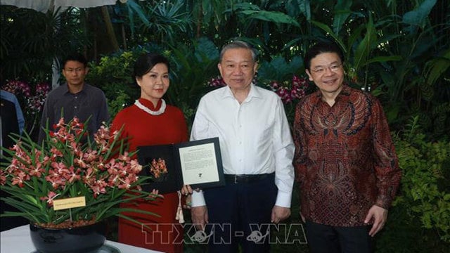 Le secrétaire général To Lam assiste à la cérémonie de baptême des orchidées au jardin botanique de Singapour