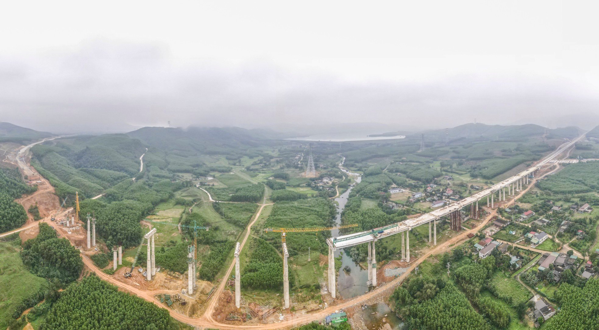 ハティン省を通る高速道路の最長高架橋、高さ 50 メートルの柱の航空写真 (写真 1)