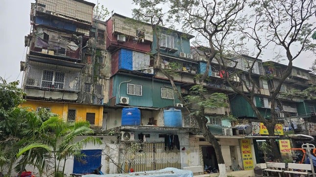 Nahaufnahme von 3 alten Wohnhäusern in Hanoi, die renoviert und zu 40-stöckigen Wohnhäusern umgebaut werden. Foto 4