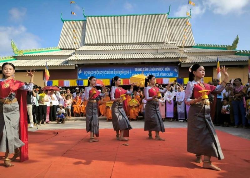 Soc Trang: 크메르족의 바다 축복 축제가 관광객을 끌어 모읍니다