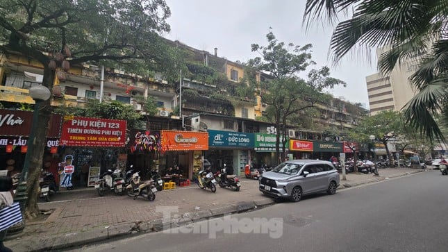 Nahaufnahme von 3 alten Wohnhäusern in Hanoi, die renoviert und zu 40-stöckigen Wohnhäusern umgebaut werden. Foto 9