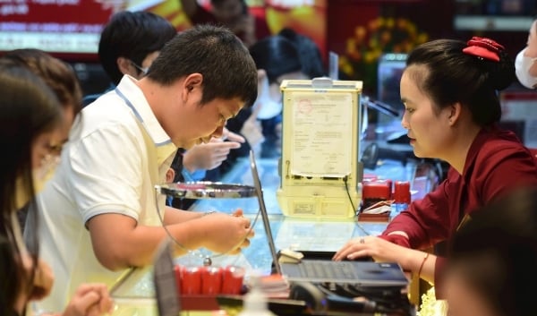 Los precios del oro aumentaron bruscamente hoy debido a que los inversores se apresuraron a comprar.