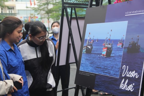 Attachez des codes QR aux documents et aux images de l'exposition sur la mer et les îles à Da Nang