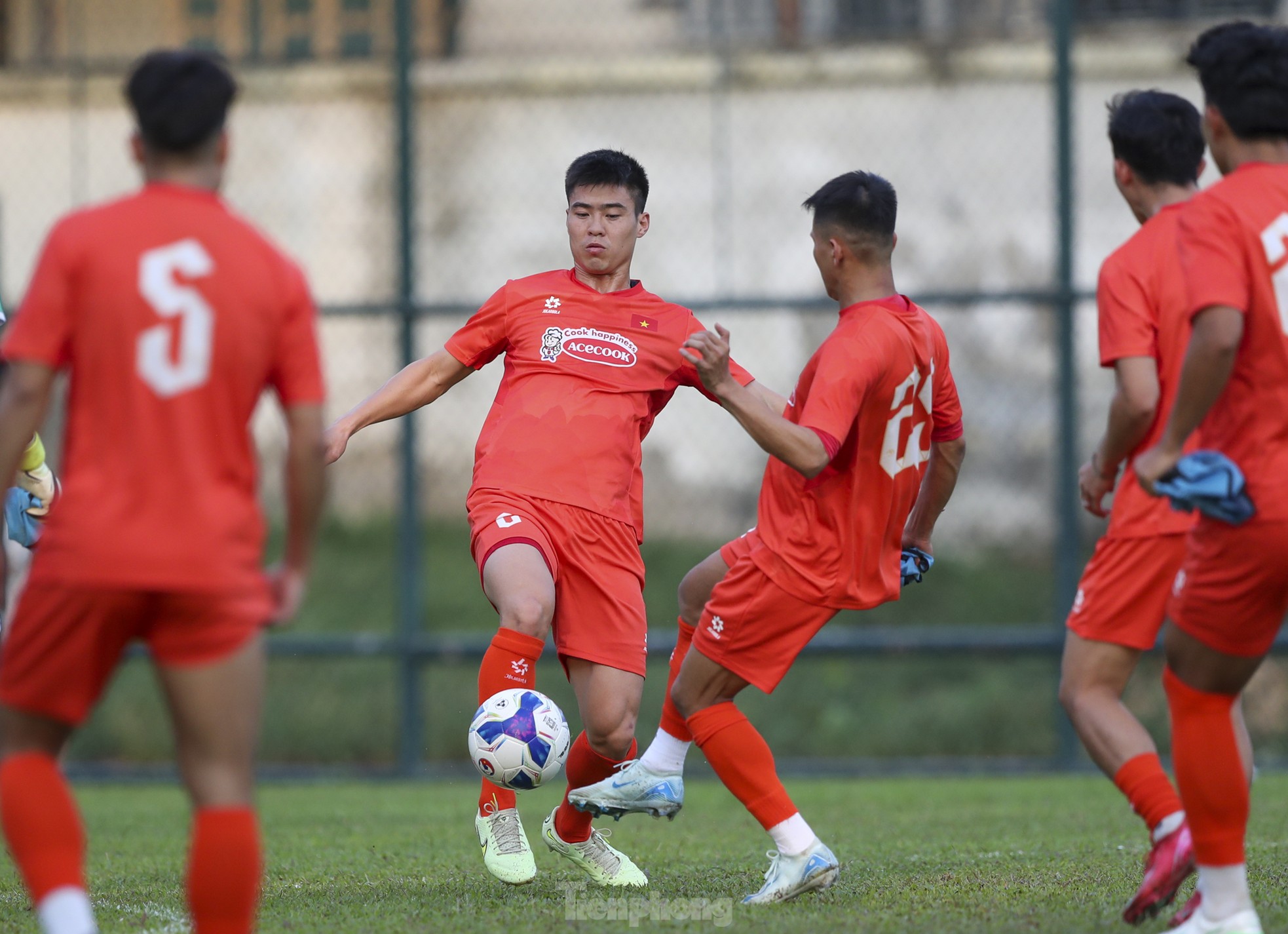 Tien Linh and Quang Hai were absent from the first training session of the Vietnam team photo 12