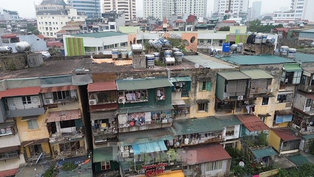 Nahaufnahme von 3 alten Wohnhäusern in Hanoi, die renoviert und zu 40-stöckigen Wohnhäusern umgebaut werden. Foto 2