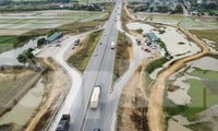 Gros plan de trois aires de repos temporaires sur l'autoroute de Ha Tinh à Ninh Binh