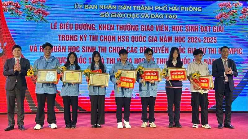 Hai Phong belohnt Lehrer und Schüler mit herausragenden Leistungen