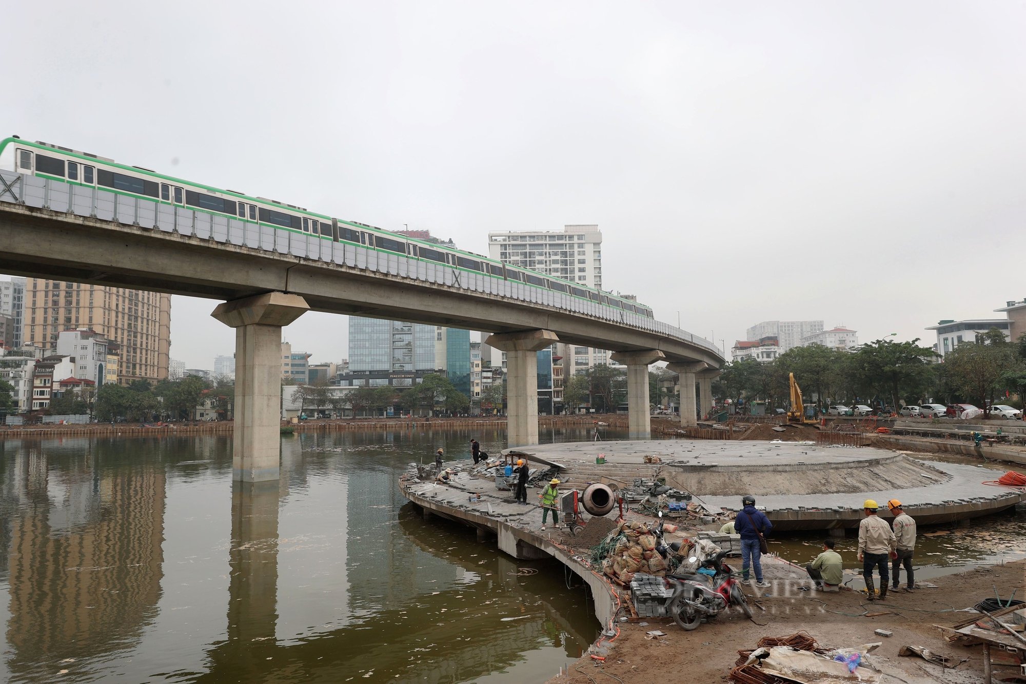 Sân khấu và khán đài ngoài trời quy mô 1.000 người thành hình sau 8 tháng cải tạo hồ Hoàng Cầu - Ảnh 2.