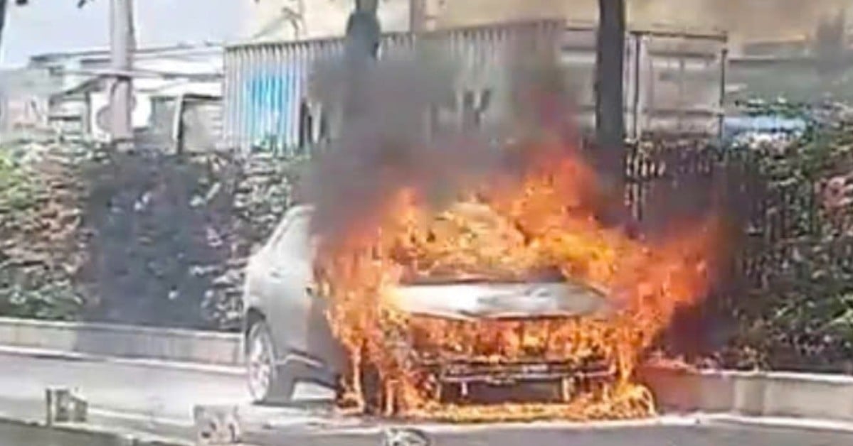 While running on the road, the 5-seat car burst into flames.