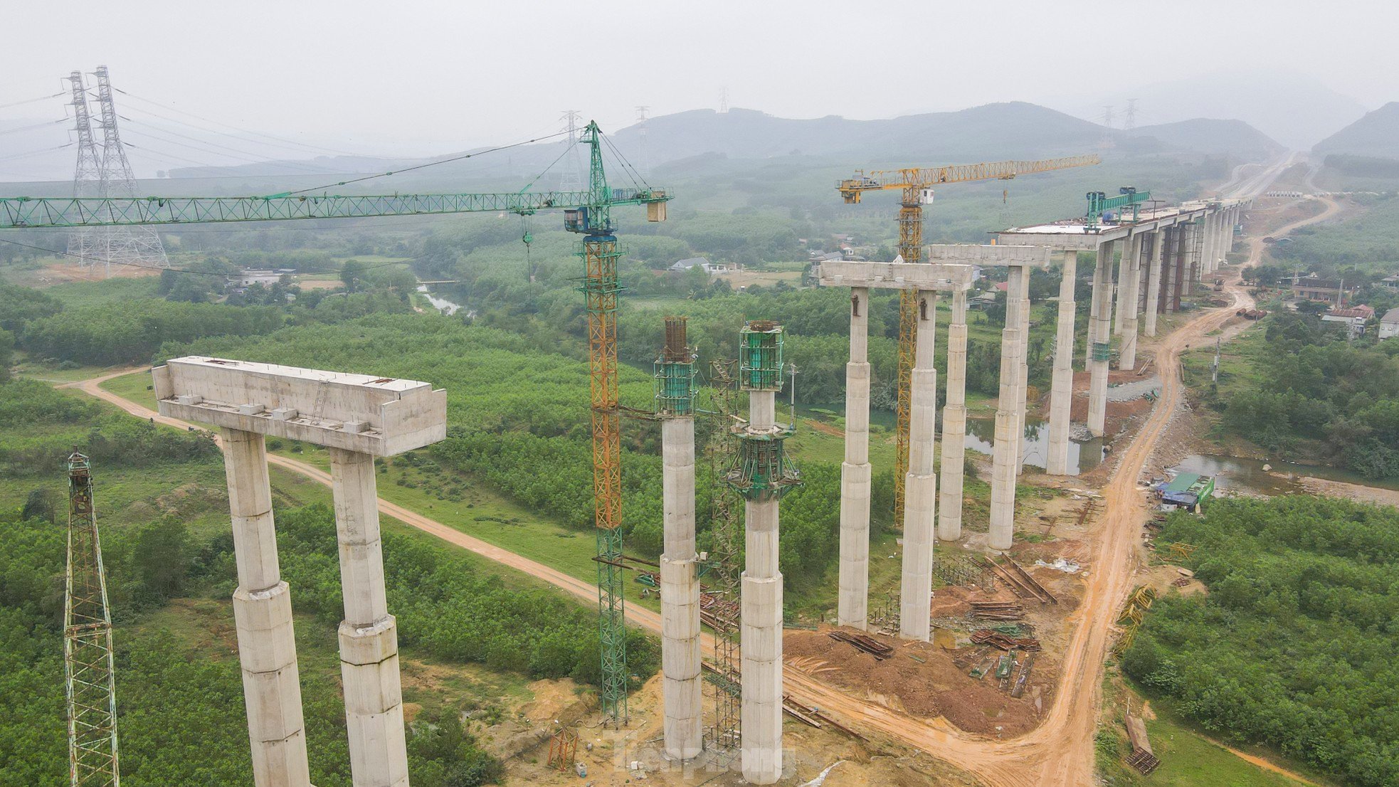 Vue aérienne du plus long viaduc, pilier de 50 m de haut sur l'autoroute traversant Ha Tinh, photo 11