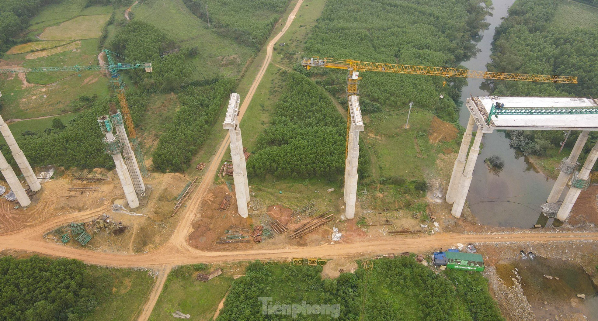 ハティン省を通る高速道路の最長高架橋、高さ 50 メートルの柱の航空写真、写真 3