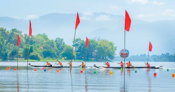 เรือแคนูขุดตัดผ่านคลื่นในทะเลสาบธรรมชาติที่ใหญ่ที่สุดในที่ราบสูงตอนกลาง