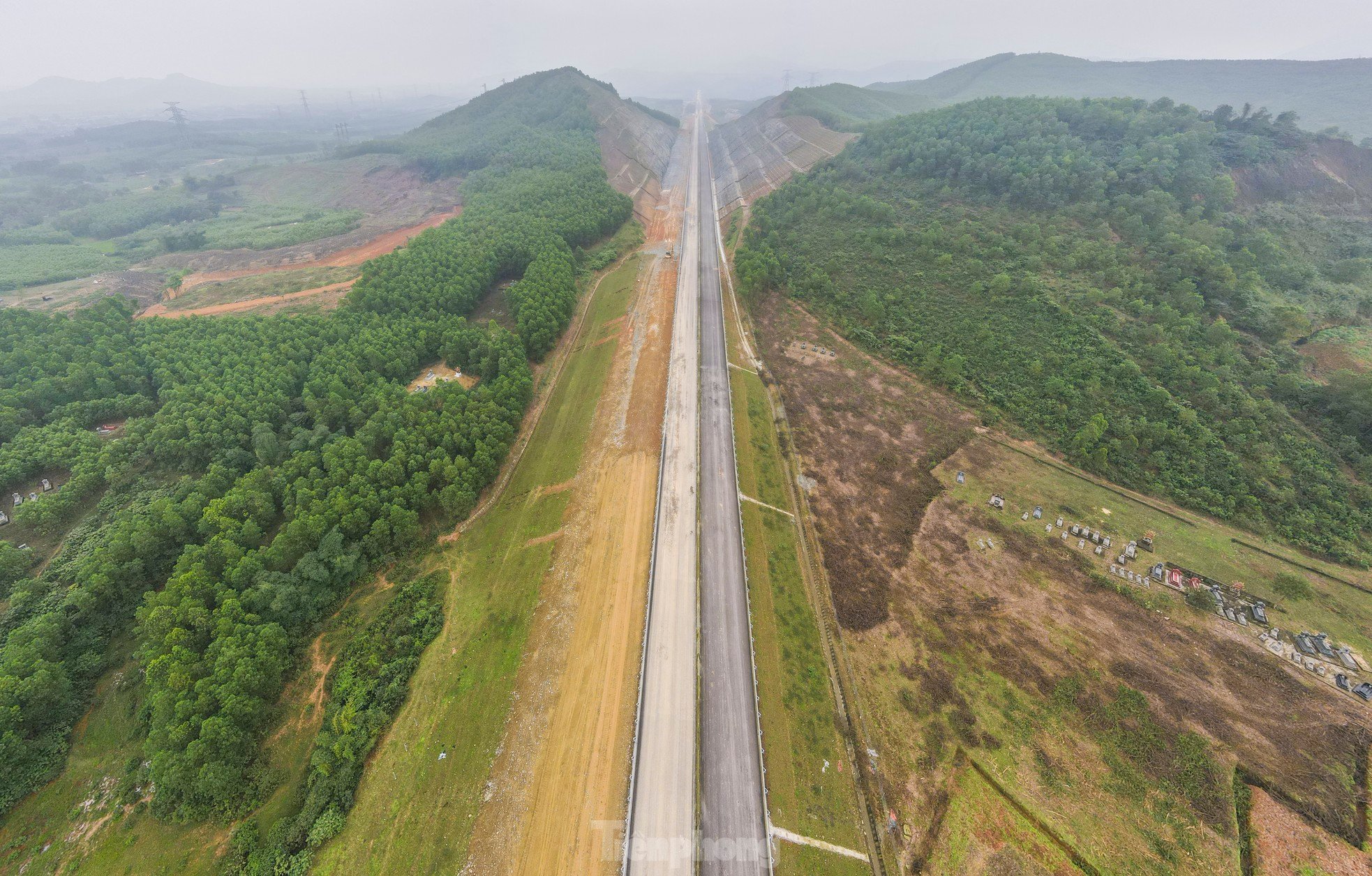 ハティン省を通る高速道路の最長高架橋、高さ 50 メートルの柱の航空写真 (写真 12)