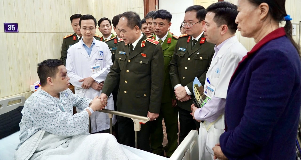 Le directeur de la police de la ville de Hanoi, Nguyen Thanh Tung, rend visite à un soldat heurté par une voiture alors qu'il était en service