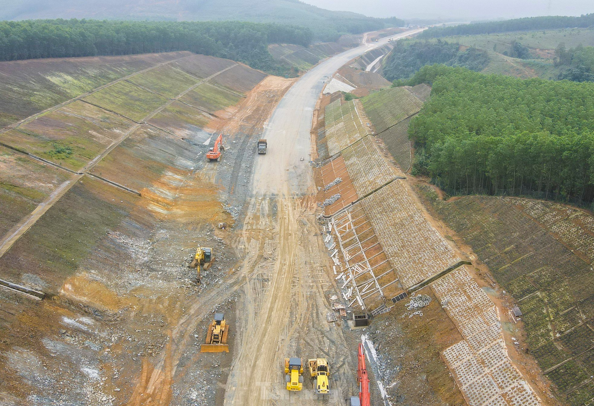 Vue aérienne du plus long viaduc, pilier de 50 m de haut sur l'autoroute traversant Ha Tinh, photo 10