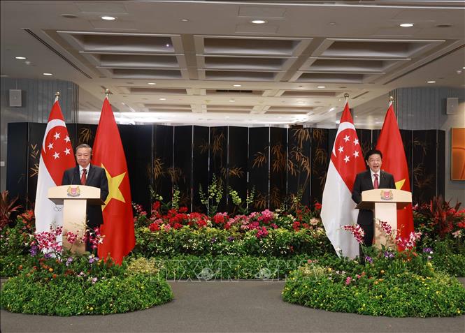 Generalsekretär To Lam und der Premierminister von Singapur sprechen mit der Presse