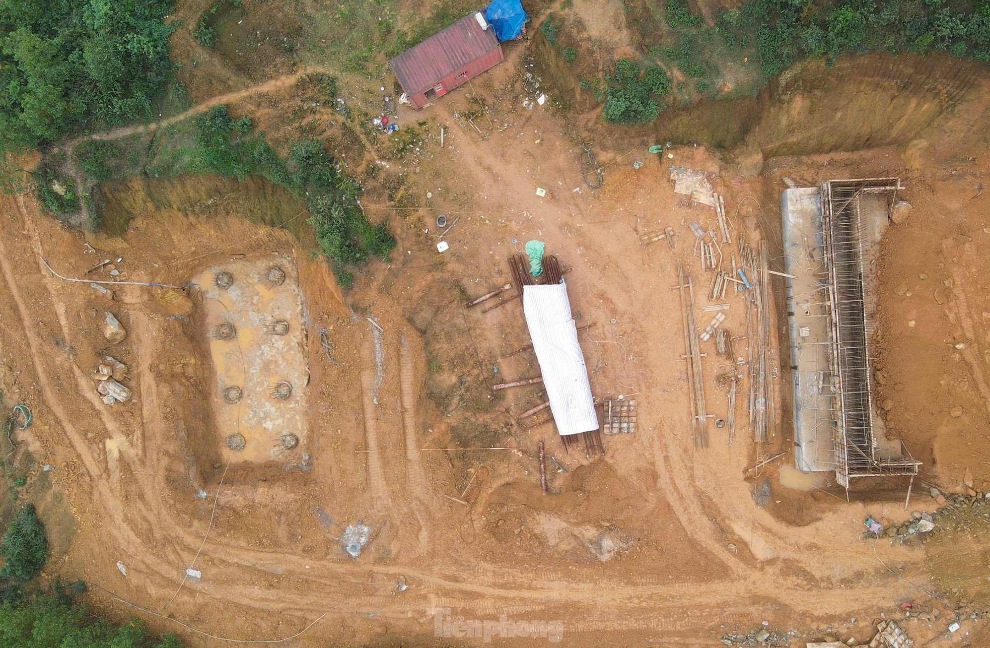 ハティン省を通る高速道路の最長高架橋、高さ 50 メートルの柱の航空写真、写真 9