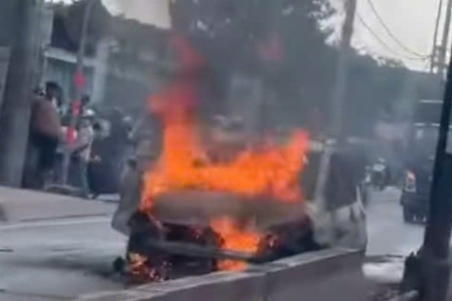 Car burned down while running, road connecting Ho Chi Minh City - Long An jammed 3km