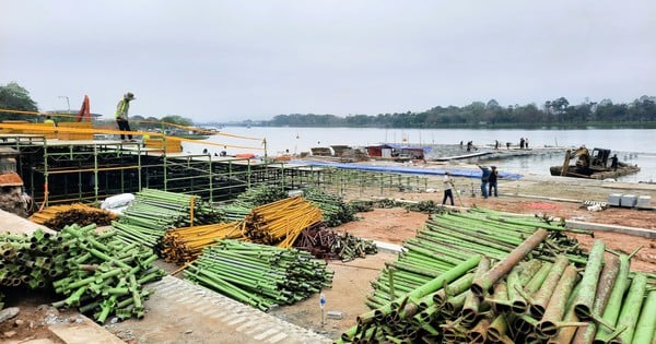 Construction urgente d'une scène flottante sur la rivière pour servir l'ouverture de l'Année nationale du tourisme 2025