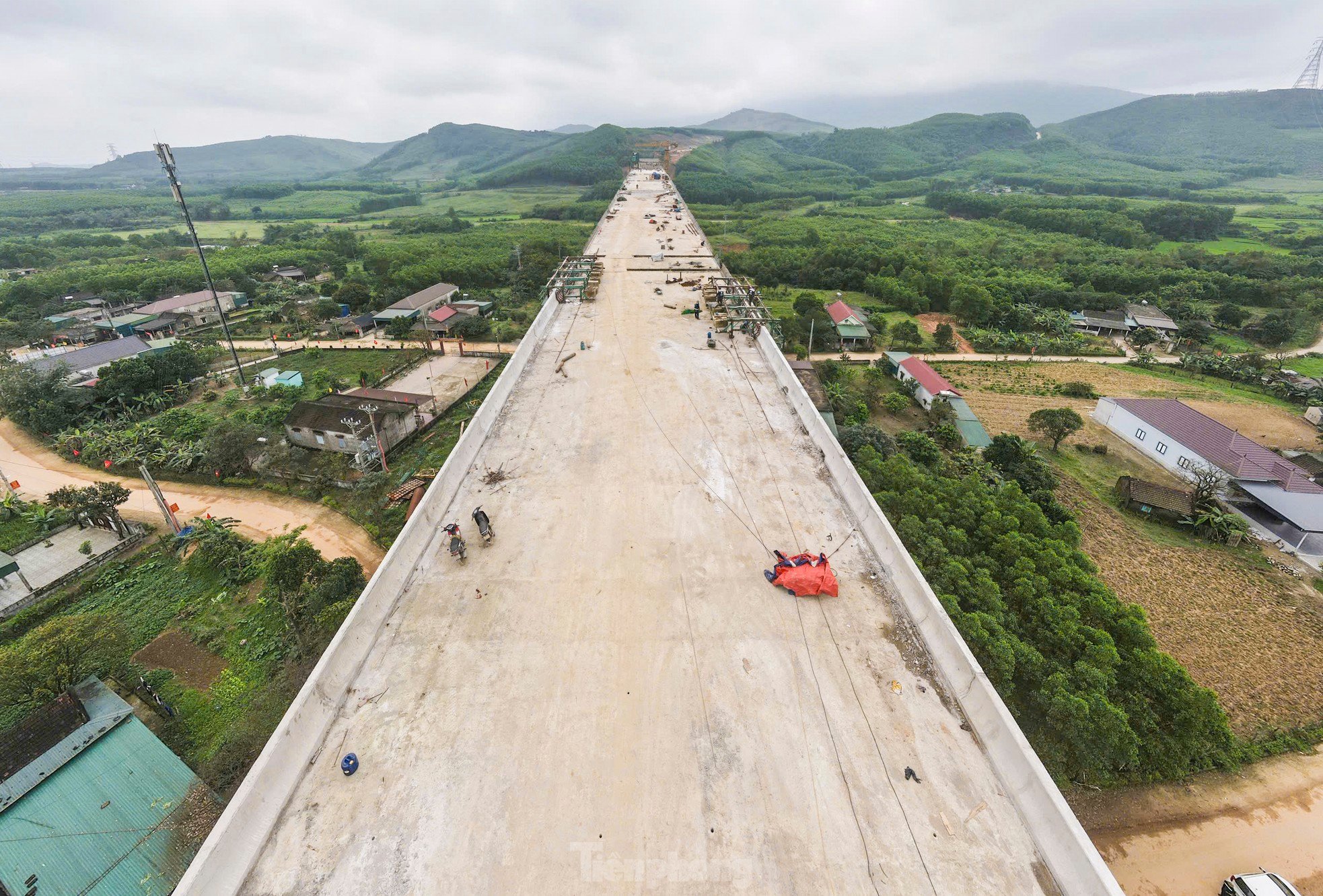 ハティン省を通る高速道路の最長高架橋、高さ 50 メートルの柱の航空写真、写真 7