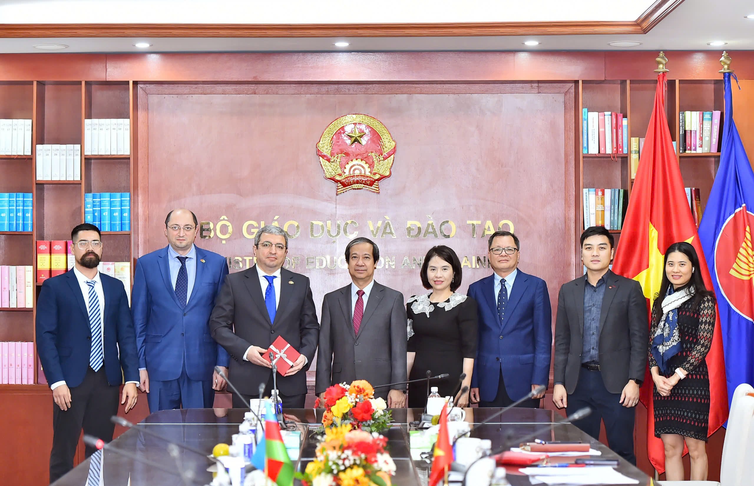 Promoviendo la firma de un acuerdo educativo entre Vietnam y Azerbaiyán