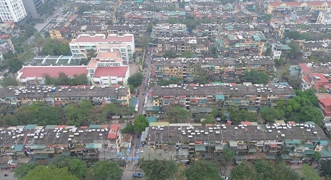 Nahaufnahme von 3 alten Wohnhäusern in Hanoi, die renoviert und zu 40-stöckigen Wohnhäusern umgebaut werden. Foto 1