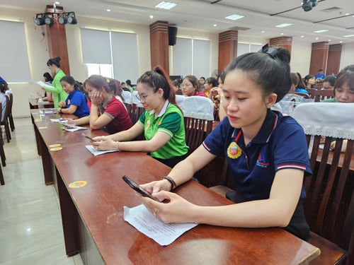 Tại vòng sơ khảo, thí sinh làm bài thi trực tuyến trên điện thoại cá nhân