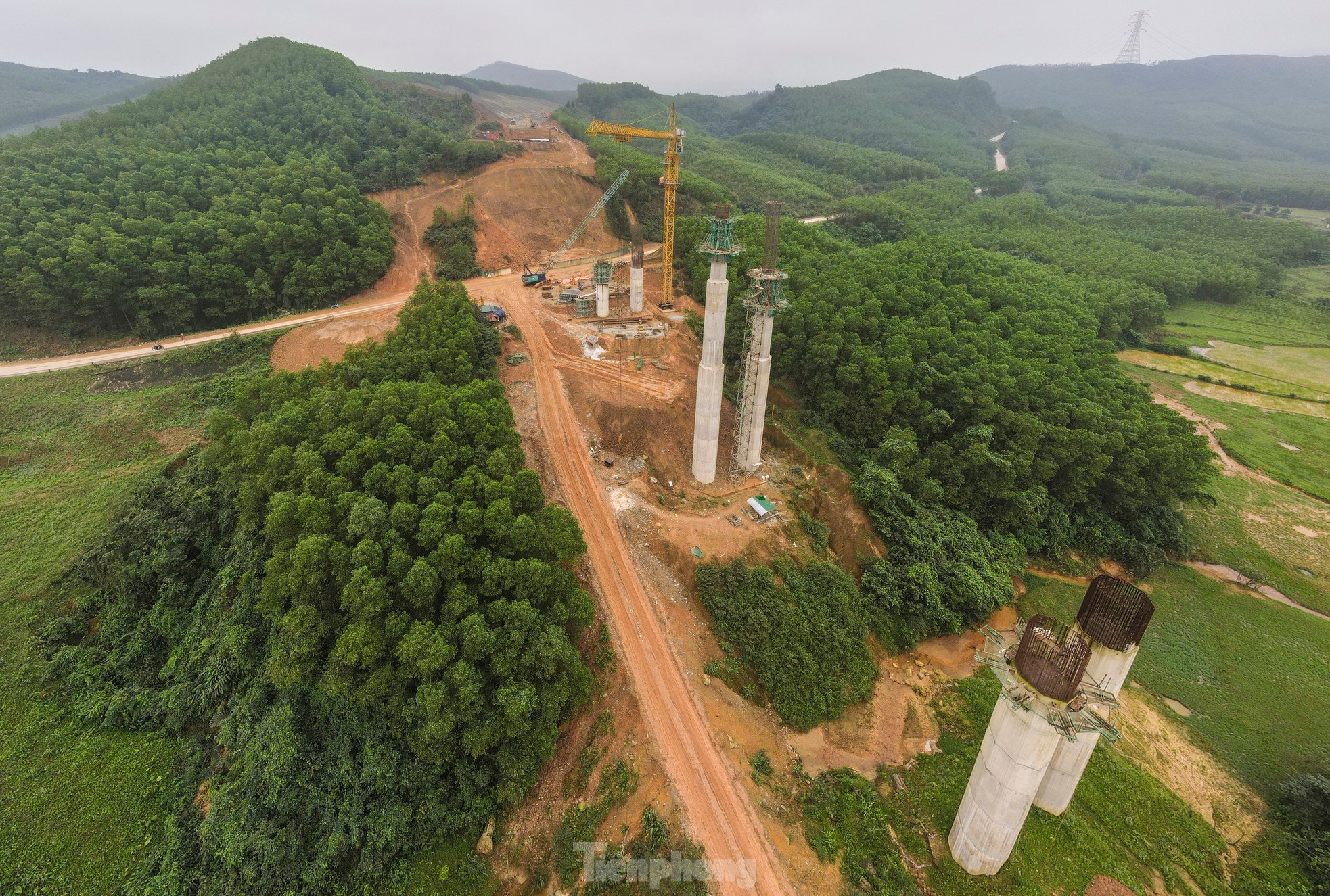 ハティン省を通る高速道路の最長高架橋、高さ 50 メートルの柱の航空写真、写真 6