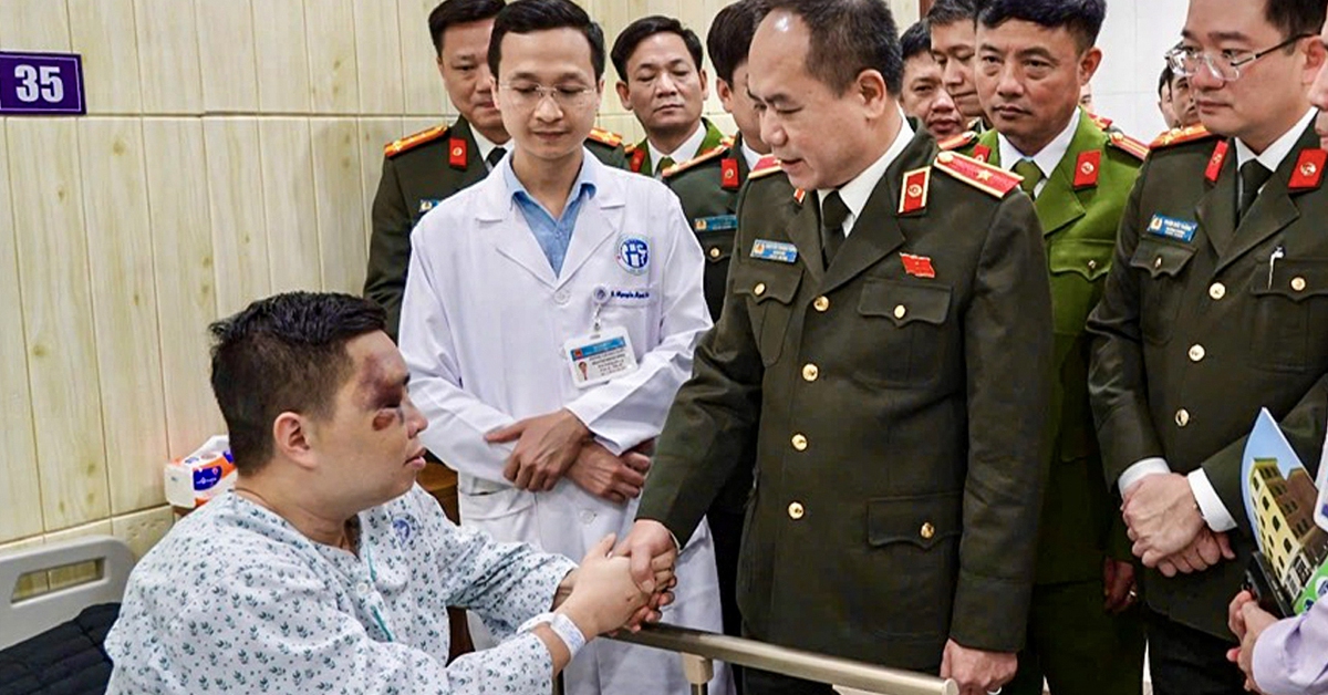 Hanoi Police Director visits major hit head-on by motorbike driver while on duty