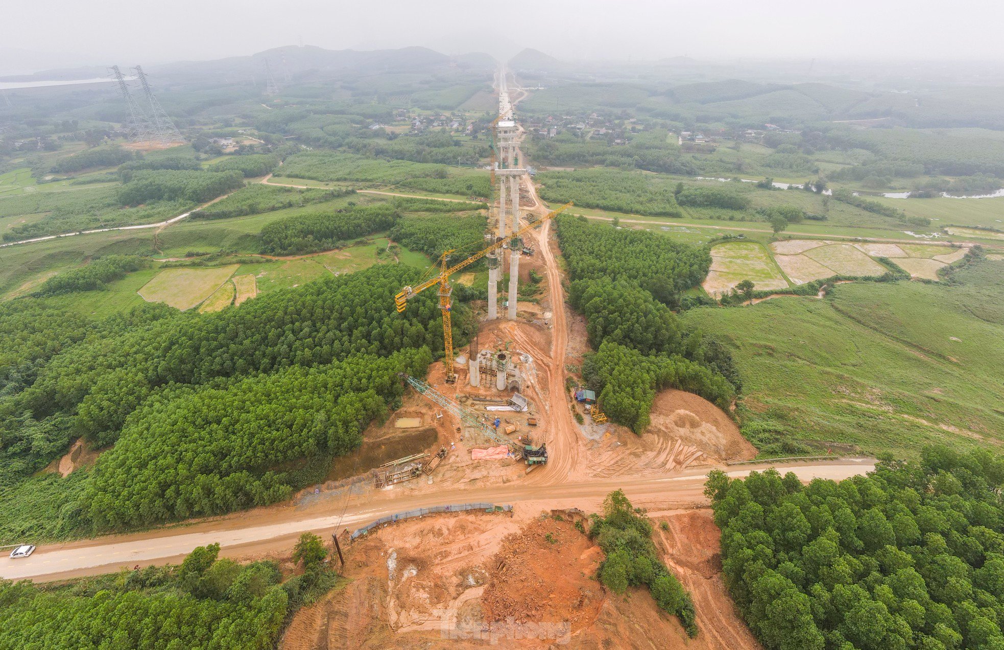 Vue aérienne du plus long viaduc, pilier de 50 m de haut sur l'autoroute traversant Ha Tinh, photo 8