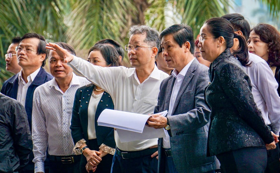 Der Sekretär des Stadtparteikomitees, Nguyen Van Quang, inspizierte die Vorbereitungen für die Feierlichkeiten im Tien Son Sports Palace.