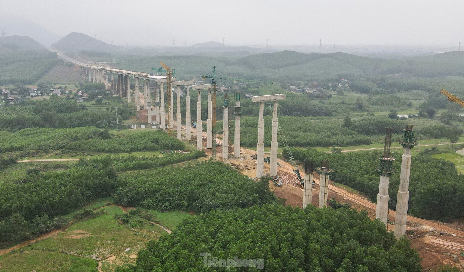 Vue aérienne du plus long viaduc, pilier de 50 m de haut sur l'autoroute traversant Ha Tinh, photo 2