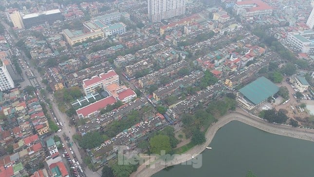 Nahaufnahme von 3 alten Wohnhäusern in Hanoi, die renoviert und zu 40-stöckigen Wohnhäusern umgebaut werden. Foto 3