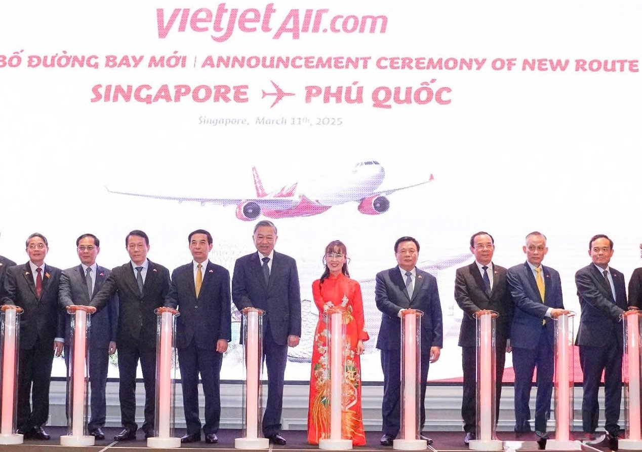 El Secretario General To Lam presencia la ceremonia de anuncio de la ruta de vuelo directa Singapur-Phu Quoc