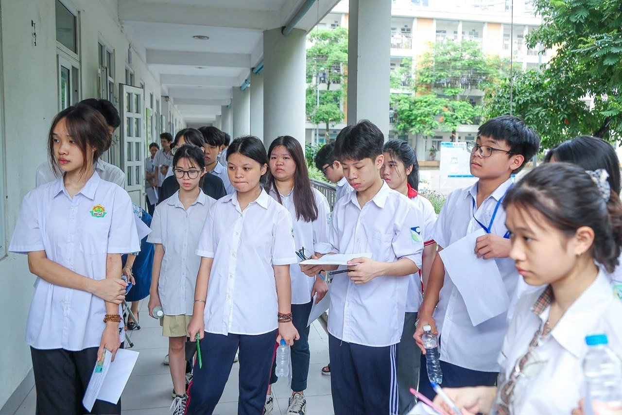 Candidates taking the entrance exam to grade 10 of public high schools in Hanoi for the 2024-2025 school year. Photo: PT.