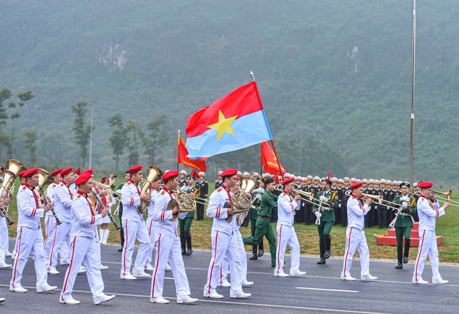 Lá cờ đặc biệt trong buổi hợp luyện diễu binh kỷ niệm thống nhất đất nước - Ảnh 8.