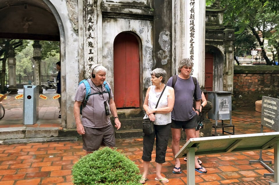 Turistas rusos visitan el Templo de la Literatura. Foto: Hoai Nam