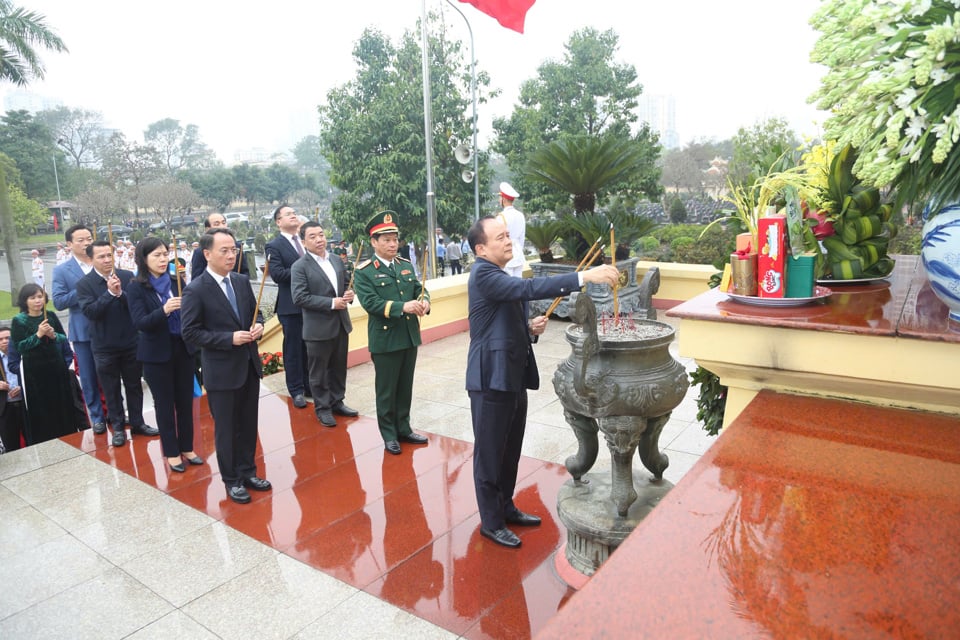 La délégation de Hanoi était dirigée par le secrétaire adjoint du Comité du Parti de la ville et président du Conseil populaire de Hanoi, Nguyen Ngoc Tuan.  